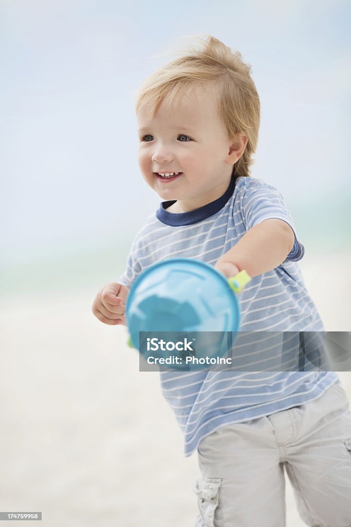 Joyeux petit garçon jouant avec Seau de plage - Photo de 4-5 ans libre de droits