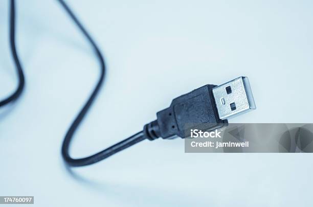 Cabo Usb No Fundo Uniforme - Fotografias de stock e mais imagens de Cabo - Cabo, Cabo USB, Conceito