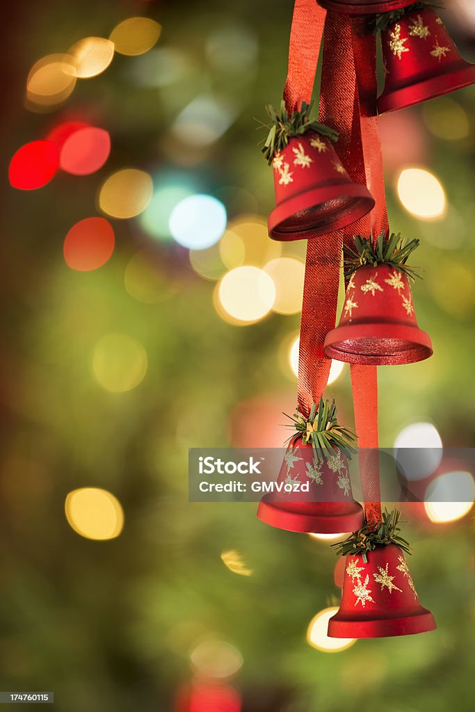 Ornamentos y decoración de Navidad con luces de Navidad - Foto de stock de Campana libre de derechos