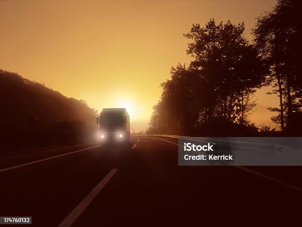 Truck In Kalten Morgen Auf Dem Highway Stockfoto und mehr Bilder von Schweres Nutzfahrzeug - Schweres Nutzfahrzeug, Sonnenaufgang, Licht