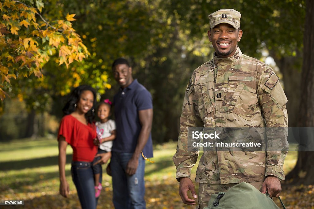 Soldado dos EUA é o lar de desenvolvimento para a família - Foto de stock de Tropas royalty-free