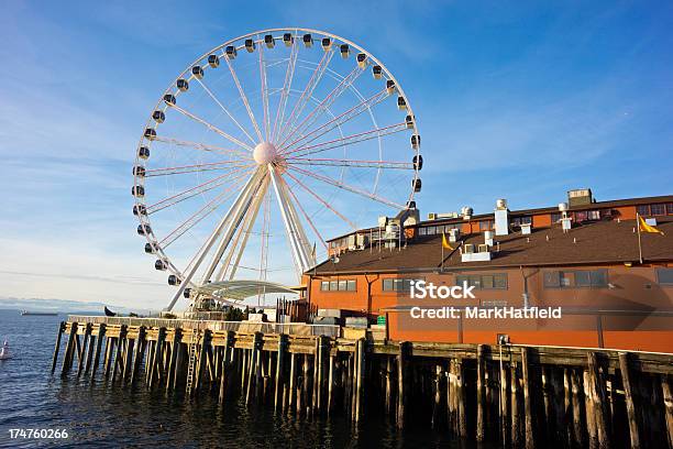 Seattle Ferris Wheel En El Muelle Foto de stock y más banco de imágenes de Aire libre - Aire libre, Arquitectura exterior, Atracción de feria