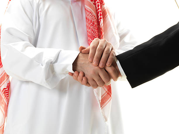 핸드세이크 - middle eastern ethnicity business greeting handshake 뉴스 사진 이미지