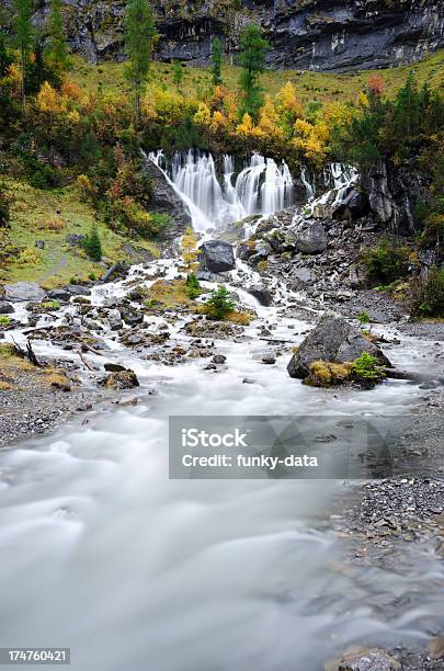 Foto de Simmental Cachoeira Siebenbrunnen Em Longa Exposição e mais fotos de stock de Alpes europeus