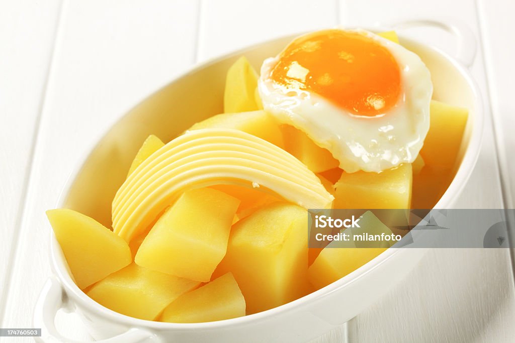 Batata cozida e ovos fritos - Foto de stock de Acompanhamento royalty-free