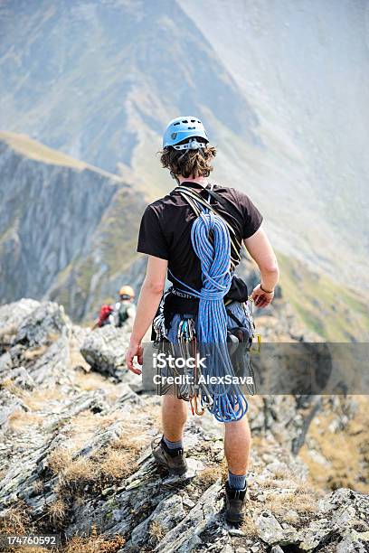 Mountaineer Absteigender Die Berge Stockfoto und mehr Bilder von Aktiver Lebensstil - Aktiver Lebensstil, Ausrüstung und Geräte, Berg