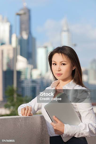 Foto de Mulher De Negócios Segurando Um Laptop Em Dubai e mais fotos de stock de 25-30 Anos - 25-30 Anos, Adulto, Arranha-céu