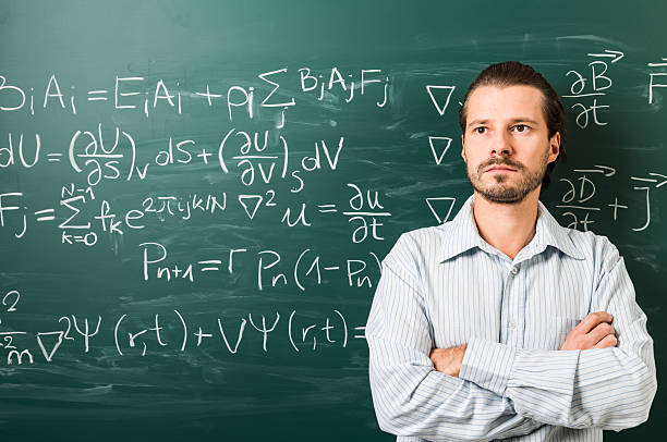 homme debout contre formule mathématique sur un tableau vert - professor adult student chalk drawing formula photos et images de collection