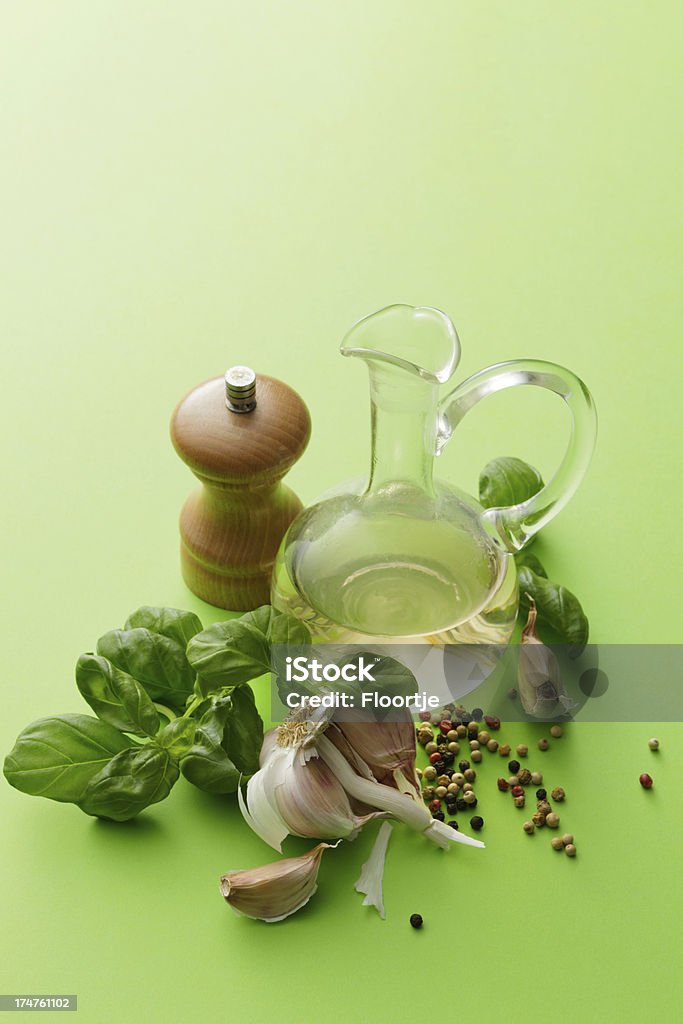 Italian ingredientes: Aceite de oliva, albahaca y ajo y pimienta - Foto de stock de Albahaca libre de derechos