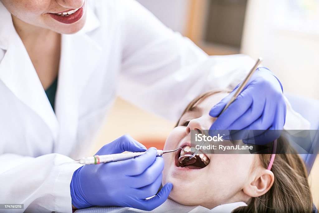 Niño en dentista oficina - Foto de stock de 8-9 años libre de derechos