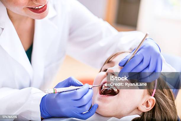 Niño En Dentista Oficina Foto de stock y más banco de imágenes de 8-9 años - 8-9 años, Acostado, Boca abierta