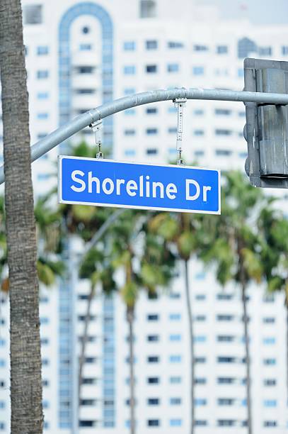 istock Shoreline drive sign in front of condo 174761279