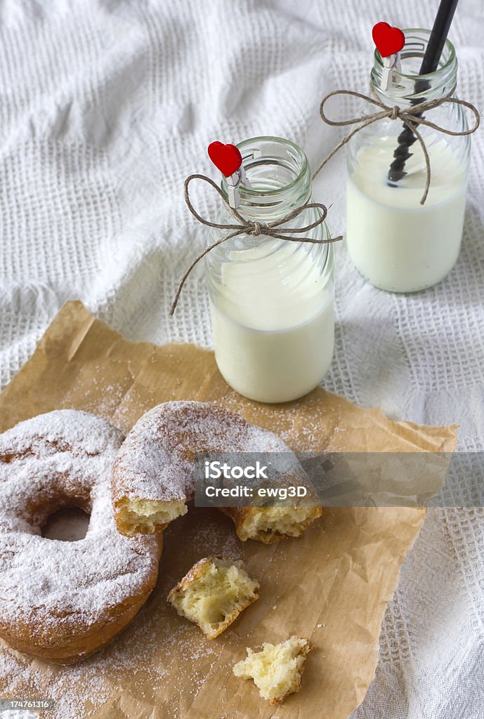 Śniadanie z donuts - Zbiór zdjęć royalty-free (Mleko)