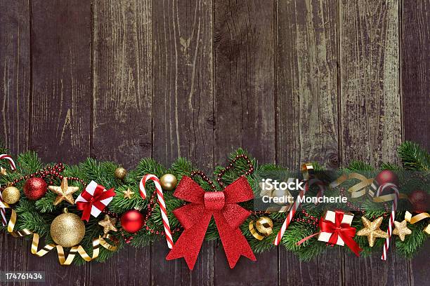 크리스마스 Garland On 전원주의 목재 복사 공간이 갈란드-장식품에 대한 스톡 사진 및 기타 이미지 - 갈란드-장식품, 공휴일, 소나무-침엽수