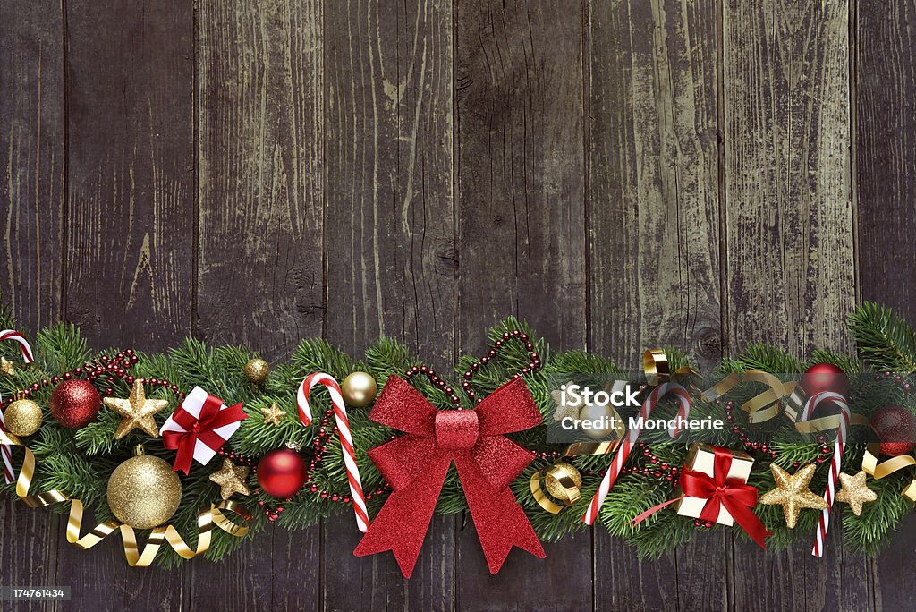 Рождественский венок на деревенский Деревянный с местом для копии - Стоковые фото Гирлянда роялти-фри