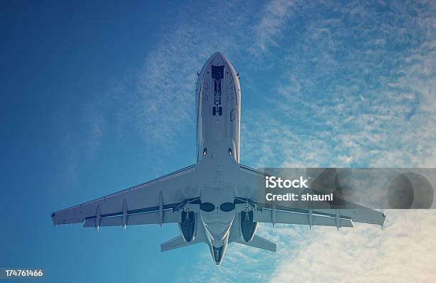 Aereo Di Linea Regionale - Fotografie stock e altre immagini di A mezz'aria - A mezz'aria, Aereo di linea, Aeroplano