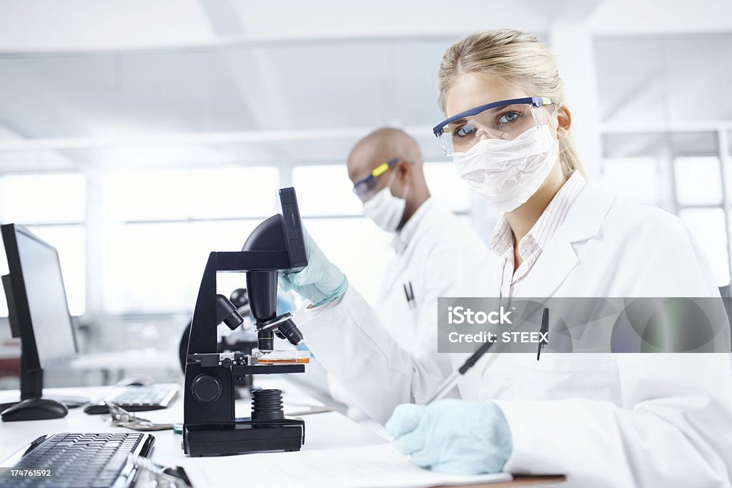 Algum lugar, algo incrível está à espera de ser descoberto - Foto de stock de Cientista royalty-free