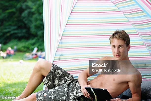 Camper Joven Usando Una Tableta Digital Foto de stock y más banco de imágenes de Camping - Camping, Festival de música, 16-17 años