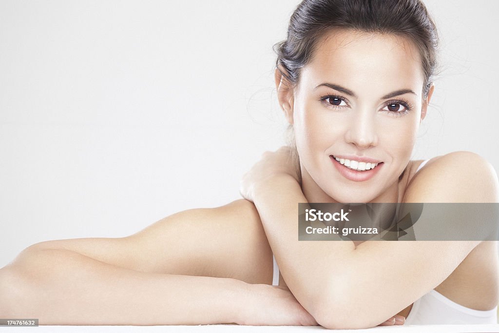 brunette joven hermosa mujer con sonrisa Abrazos misma - Foto de stock de 25-29 años libre de derechos