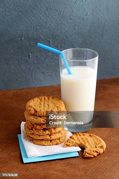 Foto de Leite E Biscoitos e mais fotos de stock de Assar - Assar, Azul, Azul Turquesa