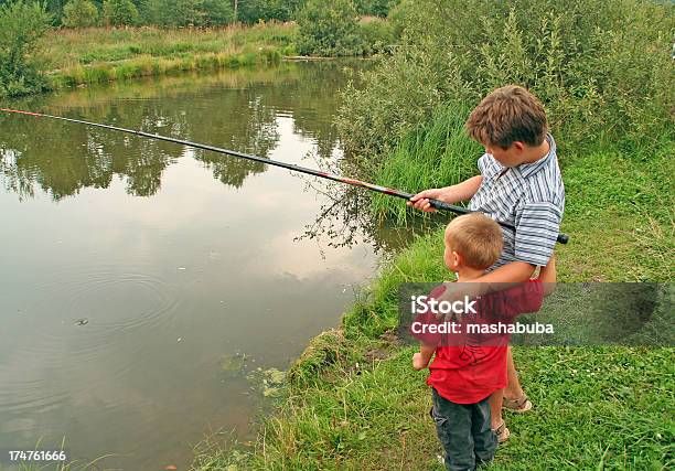 Fratelli La Pesca - Fotografie stock e altre immagini di Afferrare - Afferrare, Ambientazione esterna, Asta - Oggetto creato dall'uomo