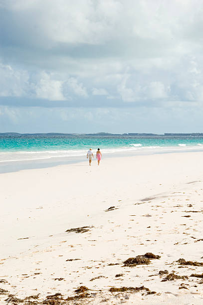 casal na praia nas bahamas-de-rosa - harbor island - fotografias e filmes do acervo