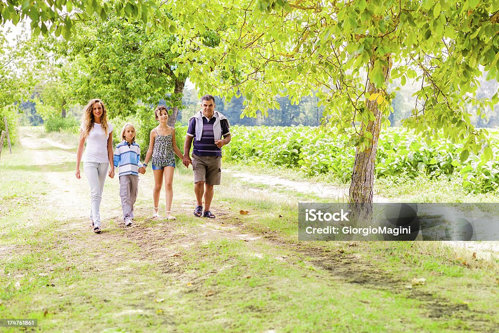 Abuelo con Grandsons caminar en la naturaleza - Foto de stock de 12-13 años libre de derechos