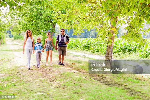 Abuelo Con Grandsons Caminar En La Naturaleza Foto de stock y más banco de imágenes de 12-13 años - 12-13 años, 20-24 años, 55-59 años