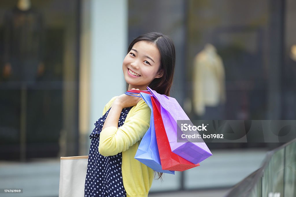 美しい若い女性のショッピング - 1人のロイヤリティフリーストックフォト