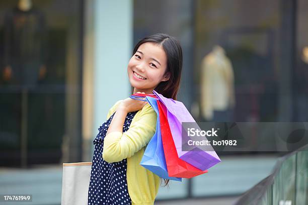 美しい若い女性のショッピング - 1人のストックフォトや画像を多数ご用意 - 1人, 20-24歳, アジアおよびインド民族
