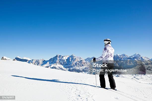 На Лыжах В Зимний Пейзаж Wonderful — стоковые фотографии и другие картинки Больцано - Италия - Больцано - Италия, В полный рост, Вид сзади
