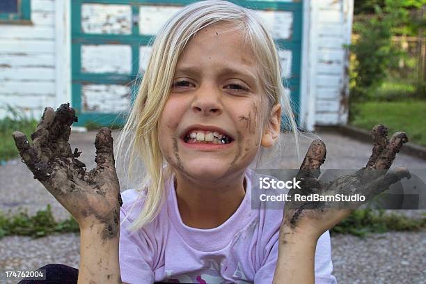 Muddy Mädchen Stockfoto und mehr Bilder von Blondes Haar - Blondes Haar, Erdreich, Fotografie