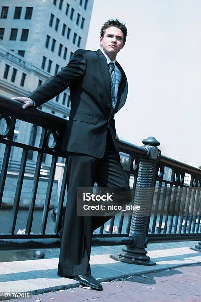 Blau Getönt Geschäftsmann Stockfoto und mehr Bilder von Anzug - Anzug, Arbeit und Beschäftigung, Arbeiten