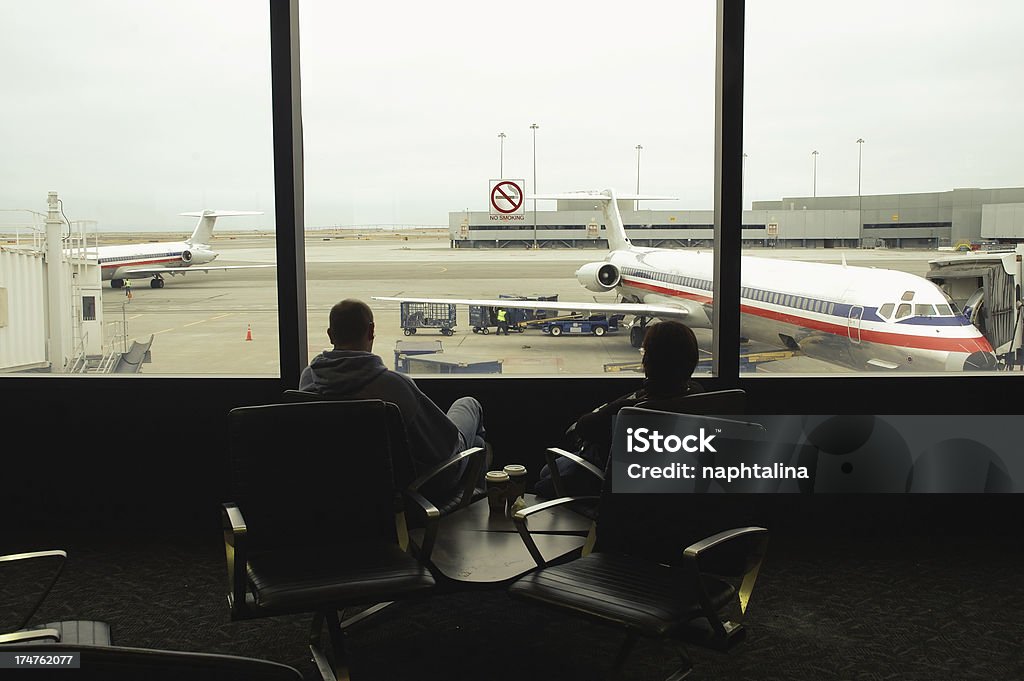 Аэропорт человек силуэт - Стоковые фото Американская культура роялти-фри
