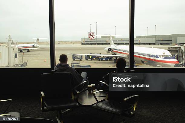 Аэропорт Человек Силуэт — стоковые фотографии и другие картинки Американская культура - Американская культура, Аэропорт, Багаж