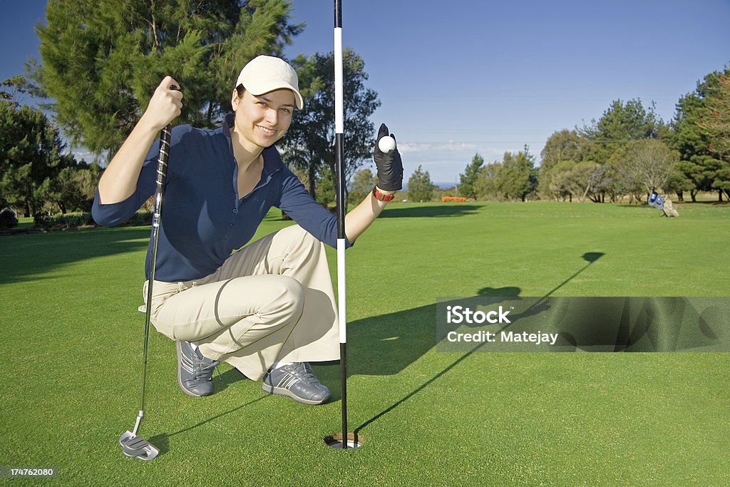 Sexy golfeur en tenant le ballon - Photo de Accroupi libre de droits