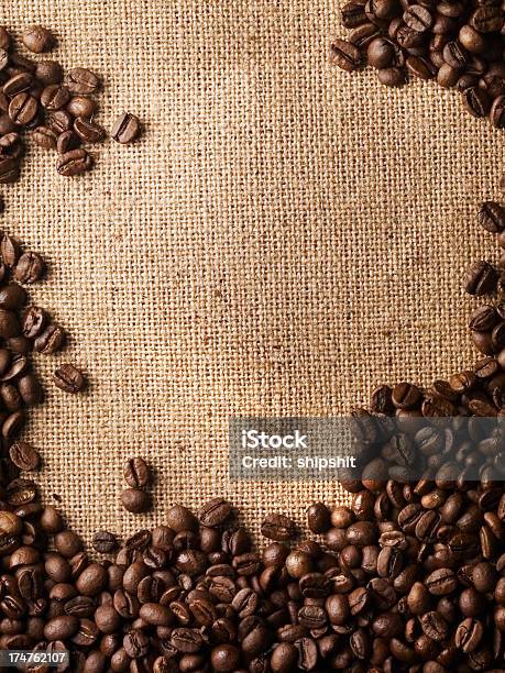 Kaffeebohnen Hintergrund Stockfoto und mehr Bilder von Rohe Kaffeebohne - Rohe Kaffeebohne, Geröstete Kaffeebohne, Kaffee