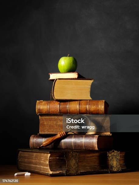 Libros Con Una Pizarra Y Verde Manzana En La Escuela Foto de stock y más banco de imágenes de Aula de conferencias
