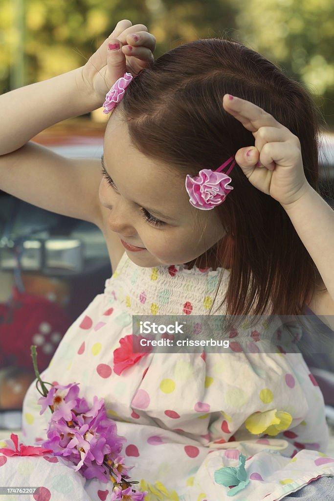 Malizioso bambina facendo diavolo Horns - Foto stock royalty-free di 4-5 anni