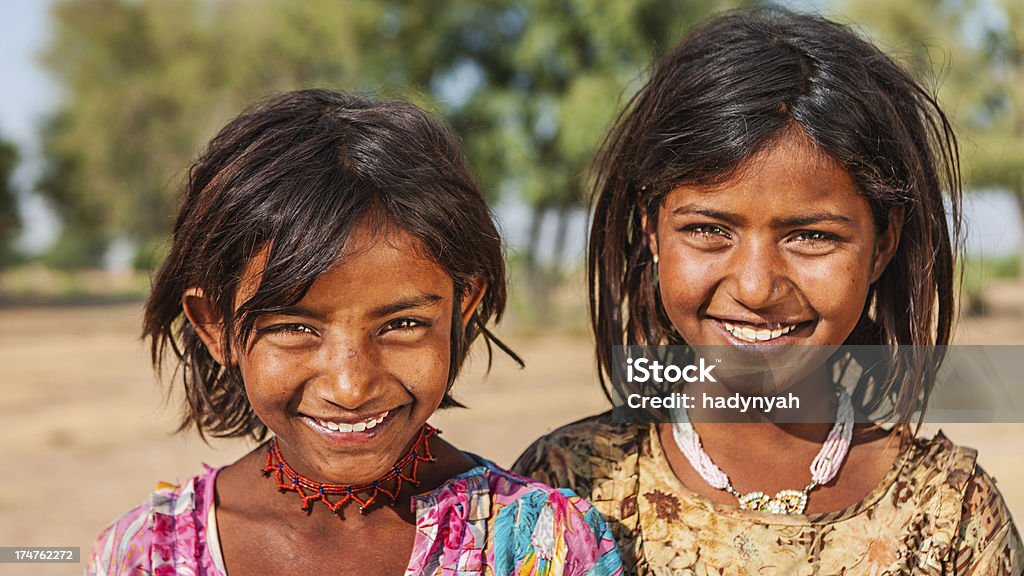 Groupe de filles heureus'indien, desert village, India - Photo de 12-13 ans libre de droits