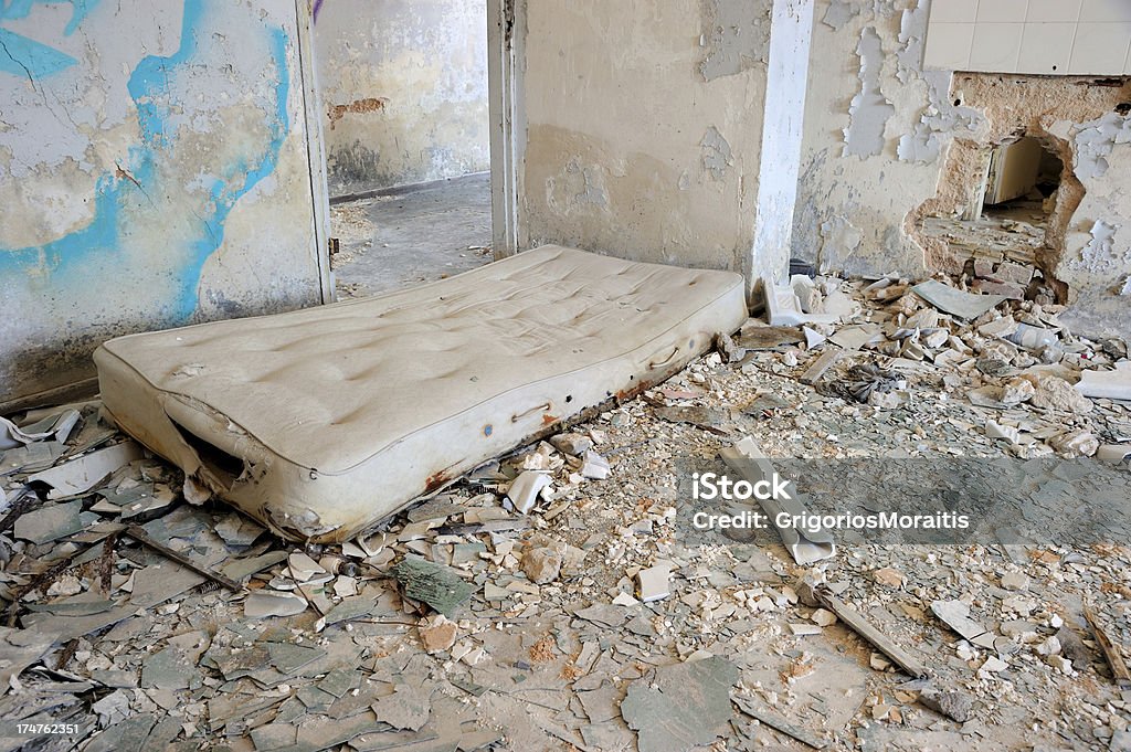 Arruinado Interior y colchón - Foto de stock de Colchón libre de derechos