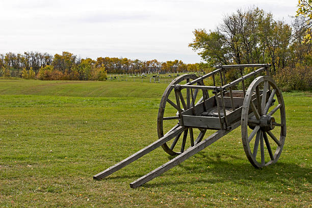 red river carrinho batoche cemitério em segundo plano - red river imagens e fotografias de stock