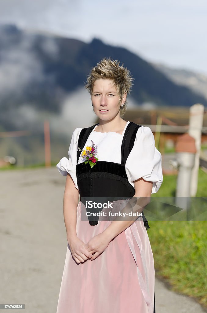 Suiza Retrato de mujer joven agricultor en vestido tradicional de alpine - Foto de stock de Suiza libre de derechos