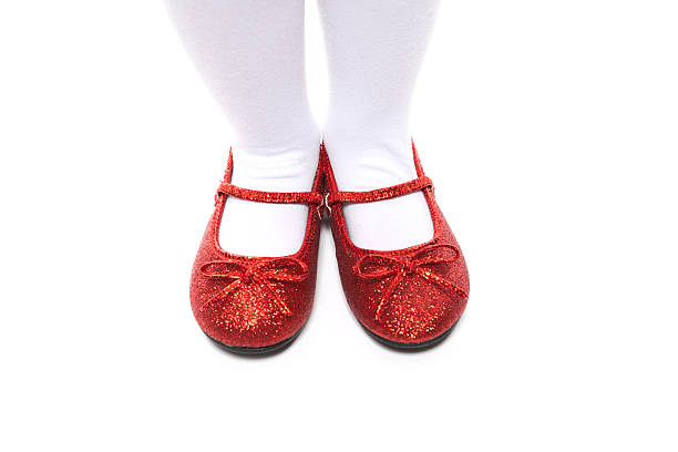 meninas de pés vermelhos do mágico de oz - red ruby slippers slipper shiny imagens e fotografias de stock