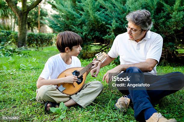 Vater Lehre Sohn Zu Spielen Mandoline Stockfoto und mehr Bilder von 10-11 Jahre - 10-11 Jahre, 8-9 Jahre, Akustikgitarre