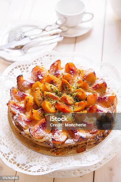 Foto de Torta De Pêssego Fresco Com Pistache Picado e mais fotos de stock de Bolo - Bolo, Pêssego, Assado no Forno