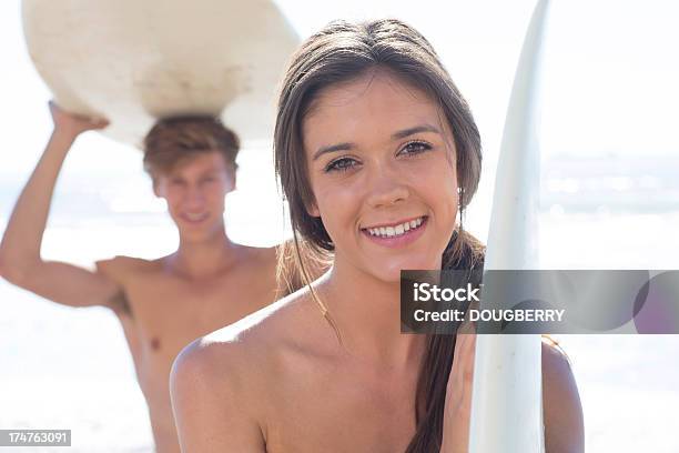 Surfers At The Beach Foto de stock y más banco de imágenes de 16-17 años - 16-17 años, Actividad, Adolescencia