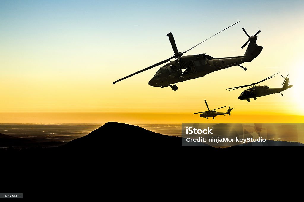 3 플라잉 군용 헬리콥터용 on 해질녘까지 배경기술 - 로열티 프리 군사 스톡 사진