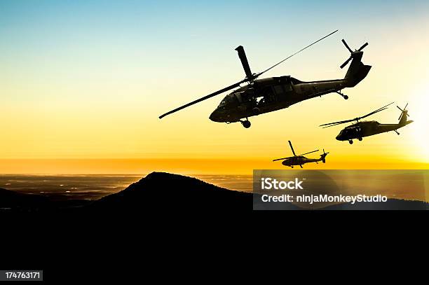 3 플라잉 군용 헬리콥터용 On 해질녘까지 배경기술 군사에 대한 스톡 사진 및 기타 이미지 - 군사, 일몰, 감시