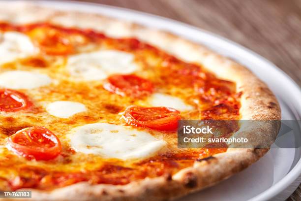 Photo libre de droit de Pizza Margherita banque d'images et plus d'images libres de droit de Aliment - Aliment, Alimentation lourde, Aliments et boissons